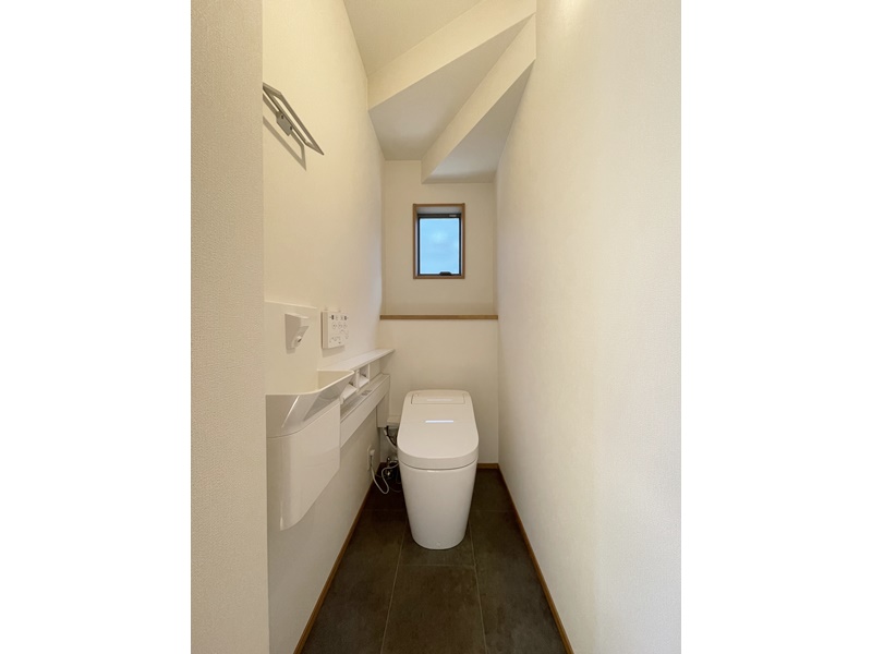 1号地　1階トイレは階段下のスペースを有効活用しました！ アラウーノを採用しており、トイレ内に手洗いも設けております！